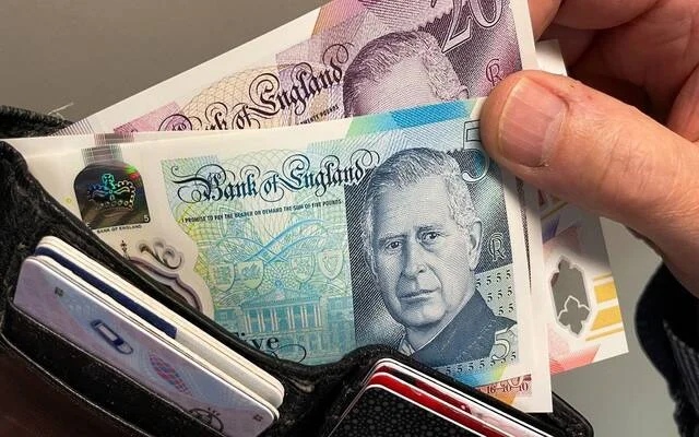الإسترليني ينخفض مقابل الدولار مع انتظار قرار الفائدة الأمريكية
