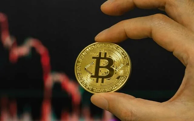البيتكوين تسجل تراجعاً جديداً دون 63 ألف دولار
