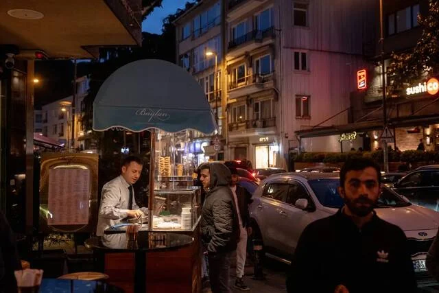 التضخم السنوي في تركيا ينخفض إلى 31.8% في ظل حذر البنك المركزي