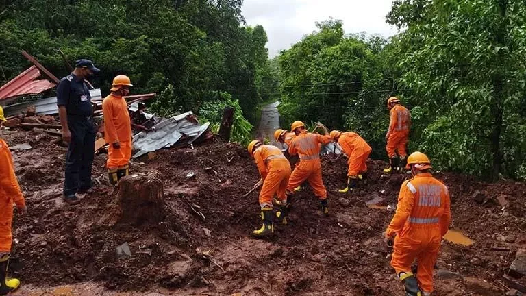 الجيش الإسرائيلي يعلن عن تصعيد عسكري في قطاع غزة ويستهدف مواقع لحماس