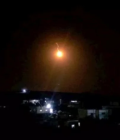 الجيش الإسرائيلي يعلن عن تنفيذ غارات على مواقع في قطاع غزة رداً على إطلاق صواريخ