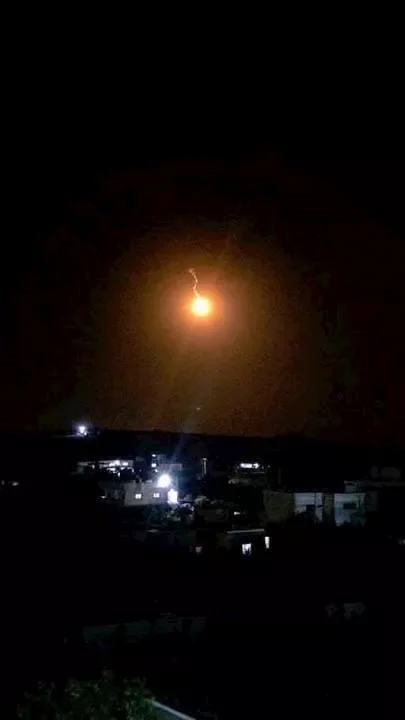 الجيش الإسرائيلي يعلن عن تنفيذ غارات على مواقع في قطاع غزة رداً على إطلاق صواريخ
