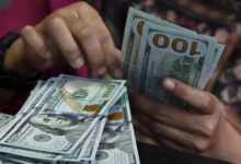 الدولار يستعيد عافيته لكنه يسجل خسارة شهرية