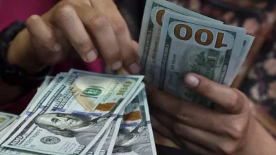 الدولار يستعيد عافيته لكنه يسجل خسارة شهرية