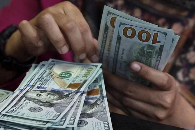 الدولار يستعيد عافيته لكنه يسجل خسارة شهرية