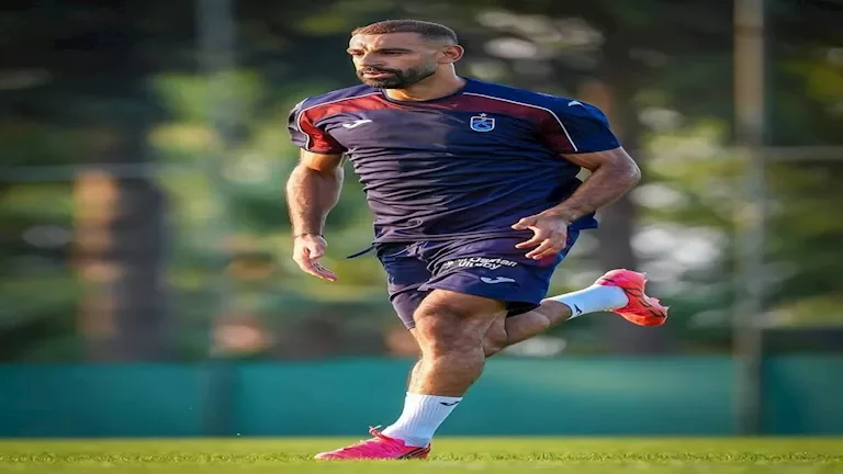 النادي الأهلي يعلن تجديد عقد اللاعب محمد الشناوي حتى 2026