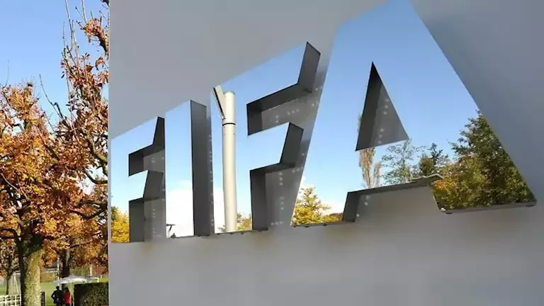 النادي الأهلي يعلن تجديد عقد اللاعب محمد الشناوي حتى 2026