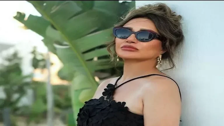 انهيار الفنانة لورا خليل أثناء تشييع جثمان زوجها والحالة الصحية لخالد الصاوي