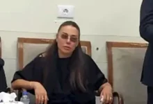 انهيار لورا خليل خلال جنازة زوجها نجيب عقيقي بعد وفاته بصعقة كهربائية