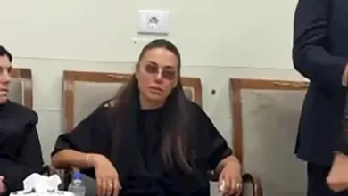 انهيار لورا خليل خلال جنازة زوجها نجيب عقيقي بعد وفاته بصعقة كهربائية