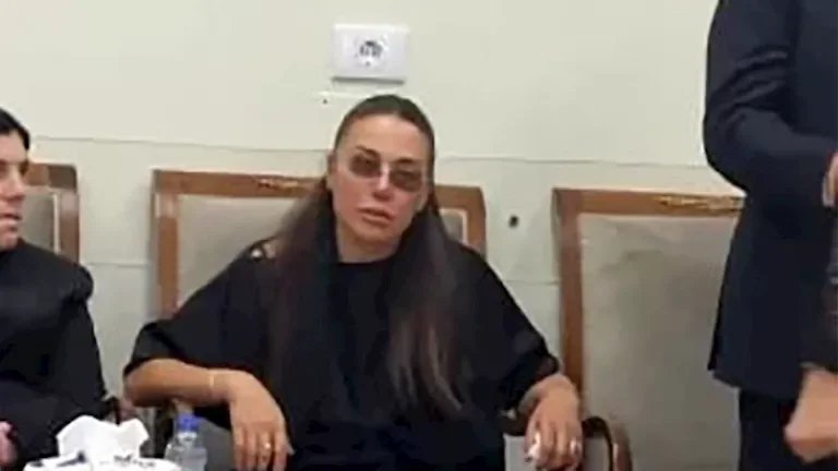 انهيار لورا خليل خلال جنازة زوجها نجيب عقيقي بعد وفاته بصعقة كهربائية
