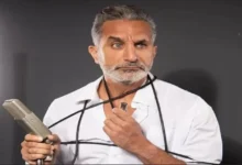 باسم يوسف يسخر من حيوية عمرو دياب في حفله الأخير: "عيش سنك يا أخي"