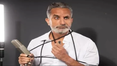 باسم يوسف يسخر من حيوية عمرو دياب في حفله الأخير: "عيش سنك يا أخي"