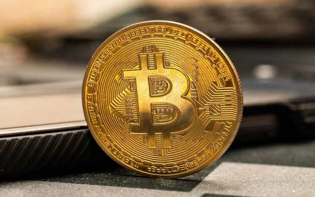 بيتكوين تستعيد عافيتها فوق 63 ألف دولار رغم اختراق "كولد كارد"
