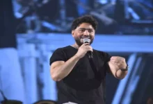 تامر حسني يحيي حفلاً غنائياً في الساحل الشمالي بعد وفاة والده ويقدم أغاني ألبومه الجديد