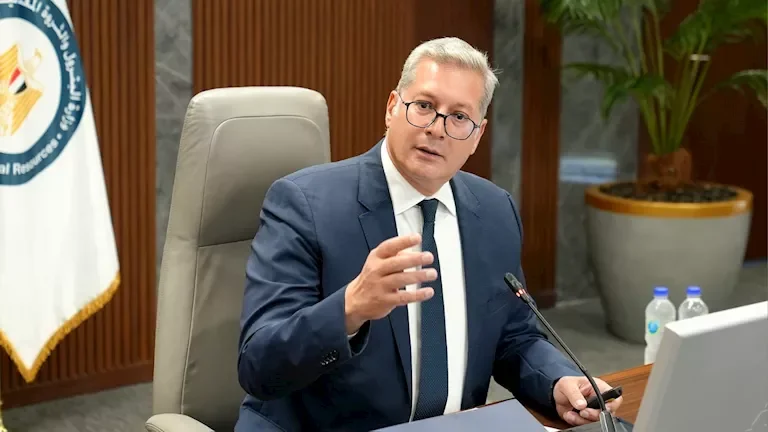 تراجع أسعار النفط بعد زيادة مخزونات الولايات المتحدة وارتفاع الدولار الأمريكي