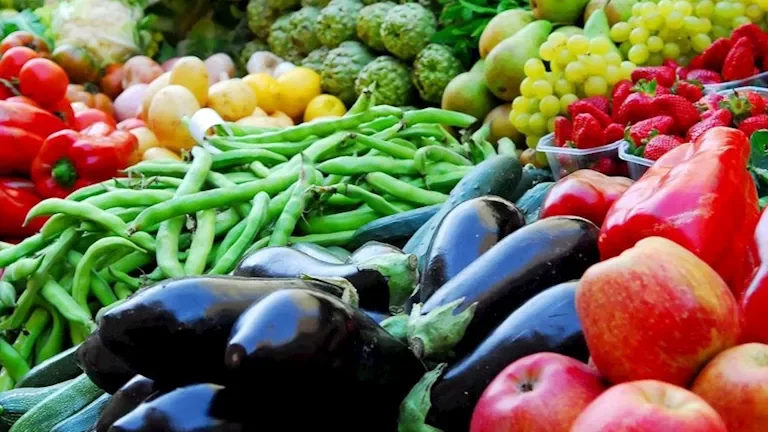 تراجع سعر النفط الخام إلى 85 دولارًا للبرميل مع زيادة المخزونات الأمريكية