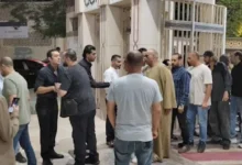 حسن عيد يستقبل المعزين في عزاء زوجته بمسجد الحامدية الشاذلية