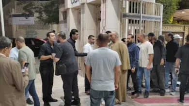 حسن عيد يستقبل المعزين في عزاء زوجته بمسجد الحامدية الشاذلية