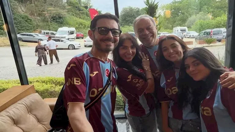 روجينا وأشرف زكي وأحمد زاهر يشجعون محمد صلاح في مدرجات طرابزون سبور