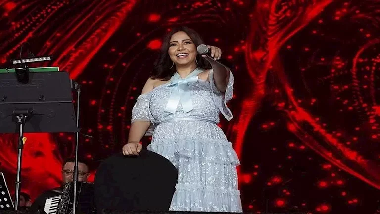 شيرين عبد الوهاب تحتفل بنجاح حفلها الغنائي في بورتو جولف الساحل الشمالي