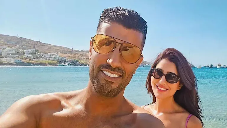 صبا مبارك تتألق بفستان أحمر جريء في أحدث جلسة تصوير لها