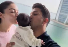 ليلى أحمد زاهر وزوجها يستقبلان طفلتهما الأولى "إيلا" وسط تفاعل الجمهور
