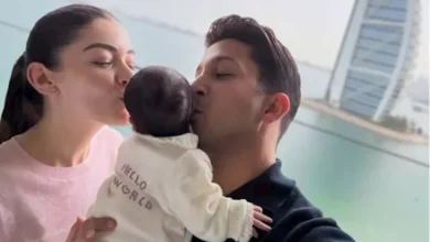ليلى أحمد زاهر وزوجها يستقبلان طفلتهما الأولى "إيلا" وسط تفاعل الجمهور