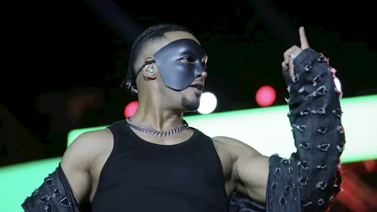 محمد رمضان يظهر بلوك غريب في حفله بالساحل الشمالي ويؤكد على سلامة الحضور