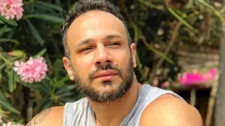 محمد عطية يعلن وفاة والدته عبر حسابه الرسمي على فيسبوك