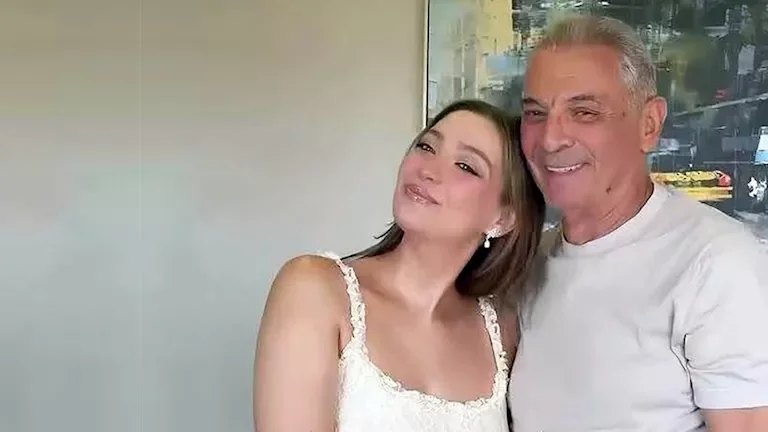محمود حميدة يتأثر عند رؤية ابنته أمنية بفستان الزفاف في حفل زفافها