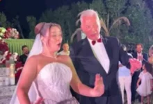 محمود حميدة يحتفل بزفاف ابنته أمينة ويرقص معها في حفل عائلي مميز