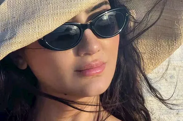 مي عمر تستعرض إطلالتها الصيفية الأنيقة خلال عطلتها عبر مواقع التواصل الاجتماعي
