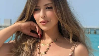 ميرنا جميل تستعرض إطلالة صيفية أنيقة وجريئة خلال عطلتها بالقرب من البحر