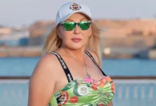 نادية الجندي تستعرض إطلالة جريئة أمام البحر وتلقى تفاعلاً من منة شلبي