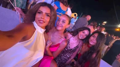 ناهد السباعي تتألق في حفل "شاهد" بالساحل الشمالي وتلتقط صورًا مع أسماء جلال ونجمات الفن