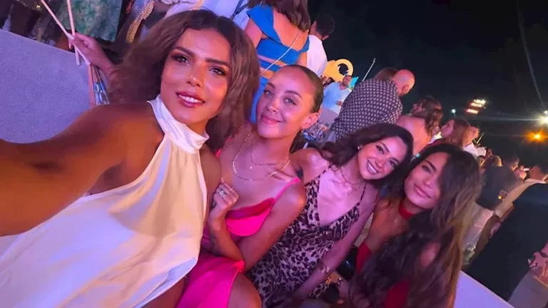 ناهد السباعي تتألق في حفل "شاهد" بالساحل الشمالي وتلتقط صورًا مع أسماء جلال ونجمات الفن