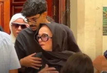 نجلاء فتحي تظهر بحجاب ونظارة في جنازة ابنتها ياسمين سيف أبو النجا