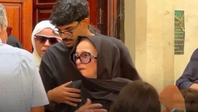 نجلاء فتحي تظهر بحجاب ونظارة في جنازة ابنتها ياسمين سيف أبو النجا