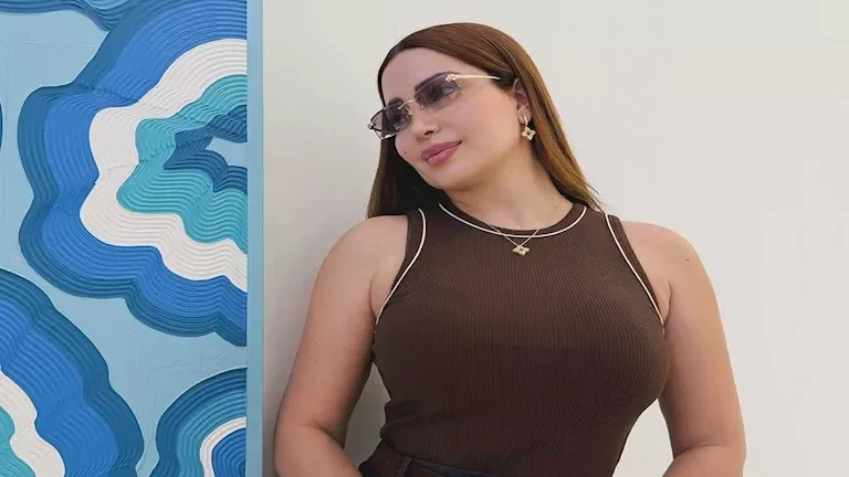 نسرين طافش تتألق بإطلالة صيفية أنيقة مرتدية "جيبة" عبر إنستجرام