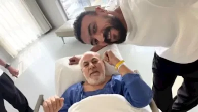 أحمد العوضي يعلن دخول والده المستشفى بعد تعرضه لوعكة صحية