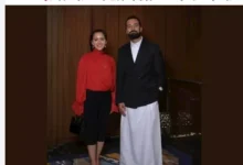أحمد حاتم يروج لفيلم "ريد فلاج" بإطلالة غريبة في عرضه الخاص