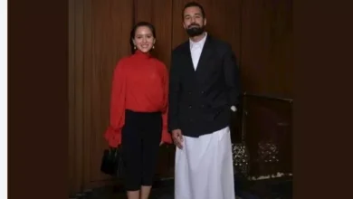 أحمد حاتم يروج لفيلم "ريد فلاج" بإطلالة غريبة في عرضه الخاص