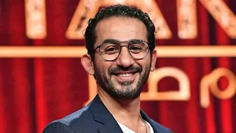 أحمد حلمي يستمتع بإجازته الصيفية على شاطئ البحر مع أسرته وأغاني شيرين