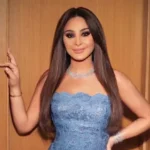 إليسا تتألق بإطلالات متنوعة وتحيي حفلاً غنائياً في العلمين