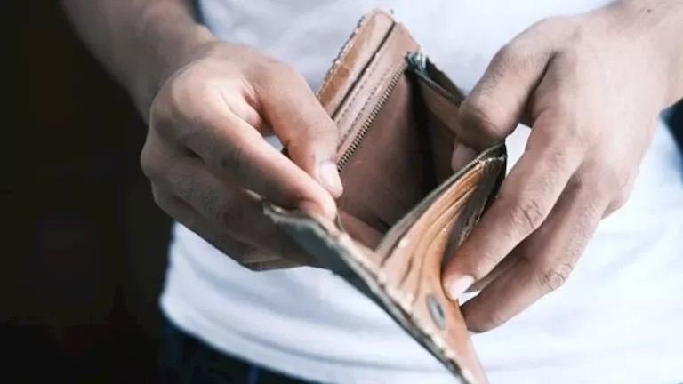 ارتفاع أسعار النفط بعد قرار أوبك+ بخفض الإنتاج بمقدار 1.3 مليون برميل يومياً