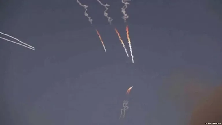 الجيش الإسرائيلي يعلن عن استهداف مواقع لحركة حماس في قطاع غزة
