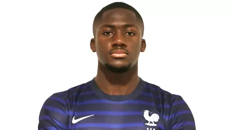 النادي الأهلي يعلن تجديد عقد اللاعب محمد الشناوي حتى 2026