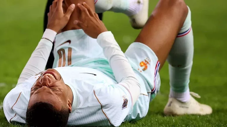النادي الأهلي يعلن تجديد عقد اللاعب محمد الشناوي حتى 2026