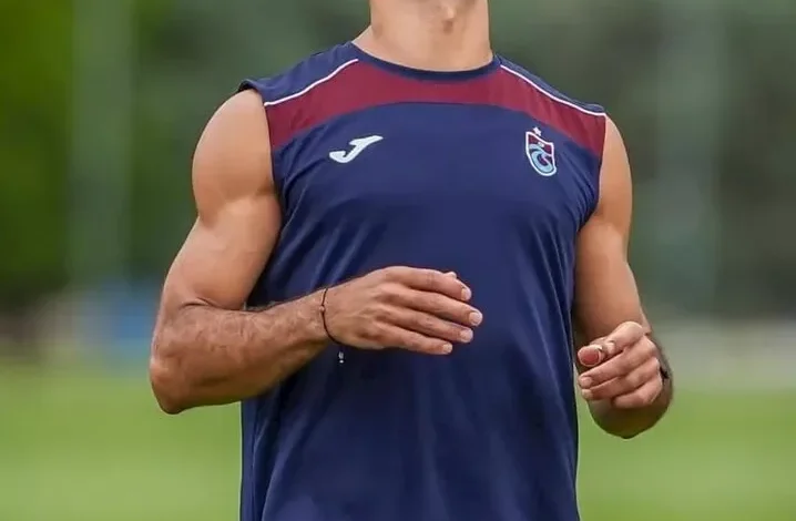 النادي الأهلي يعلن تجديد عقد اللاعب محمد الشناوي حتى 2026